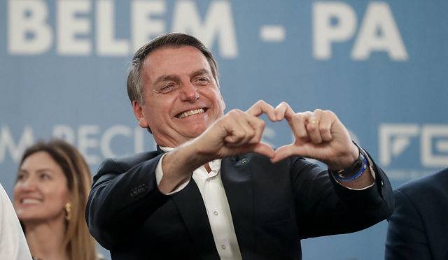 Bolsonaro sanciona lei que cria 'MEI caminhoneiro' 