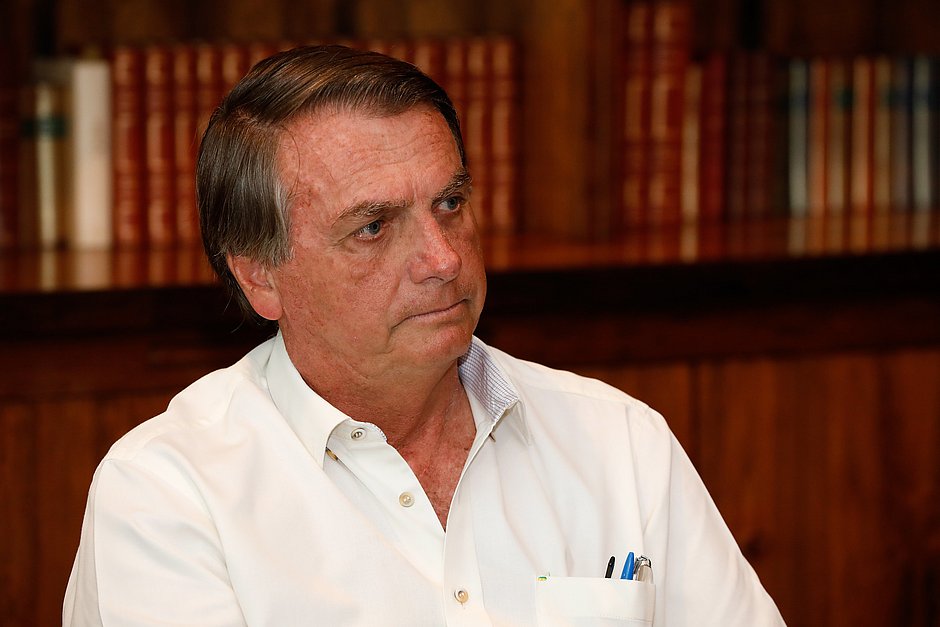 Bolsonaro é internado com suspeita de nova obstrução intestinal 