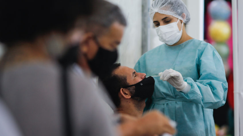 Brasil tem 63.292 casos de Covid-19 em 24 h, maior número desde setembro de 2021