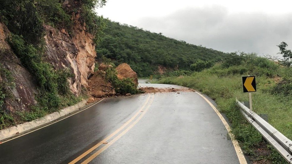 Rocha se desprende de 'paredão' em rodovia na Chapada; prefeitura alerta motoristas