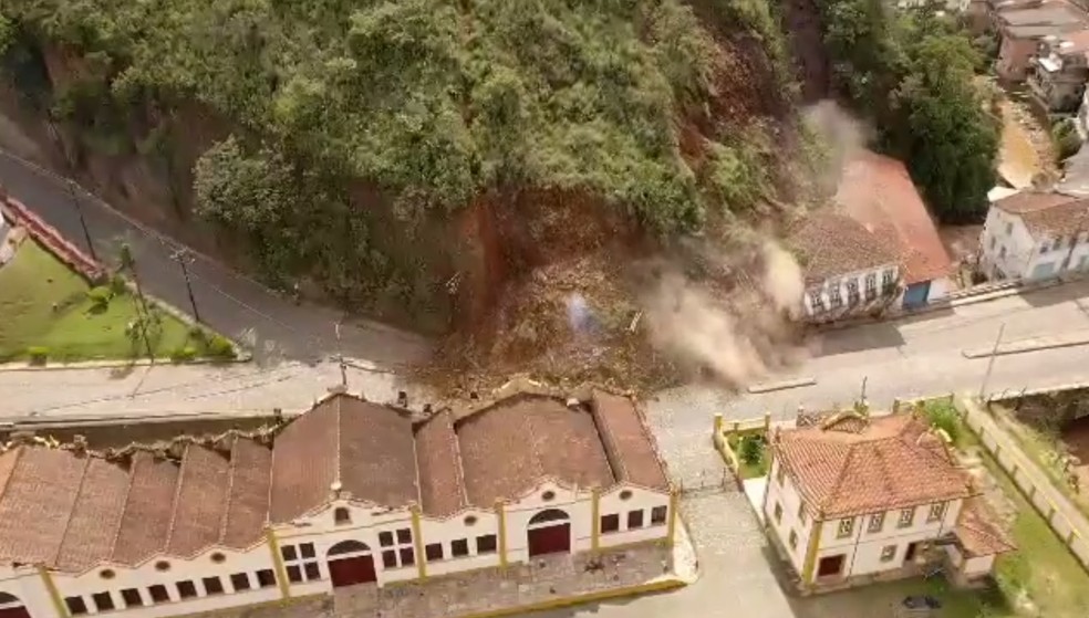 Deslizamento de terra atinge casarão histórico em Ouro Preto