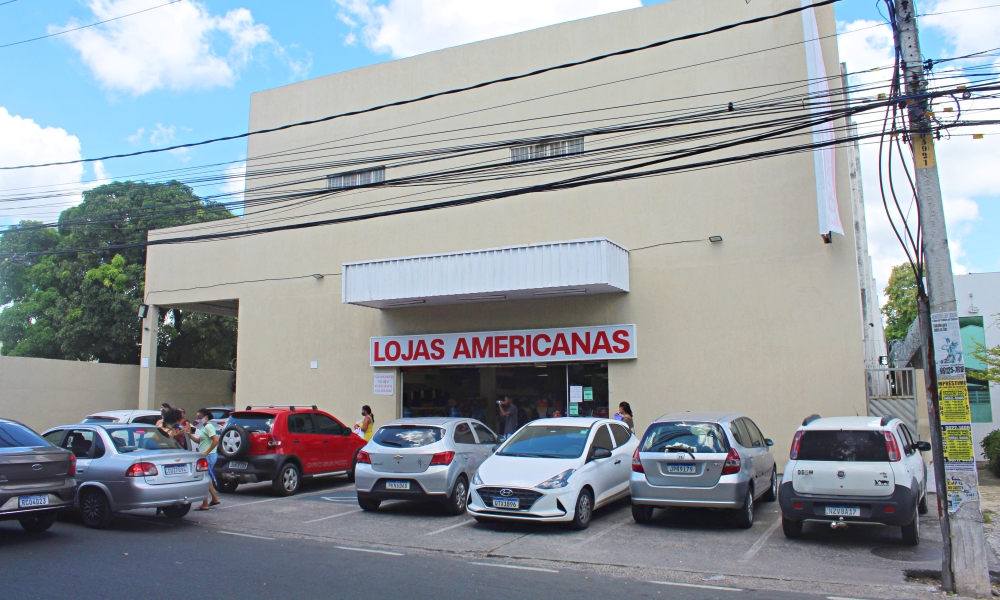 Homens armados assaltam Lojas Americanas no centro de Camaçari