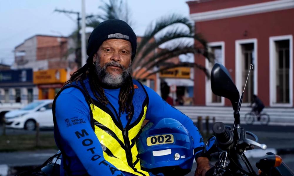 Prefeitura de Mata de São João entrega kits de segurança para mototaxistas nesta sexta