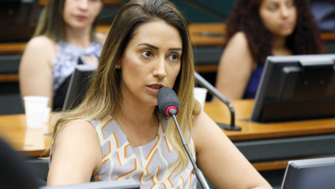 Ministra Flávia Arruda é afastada da Secretaria de Governo