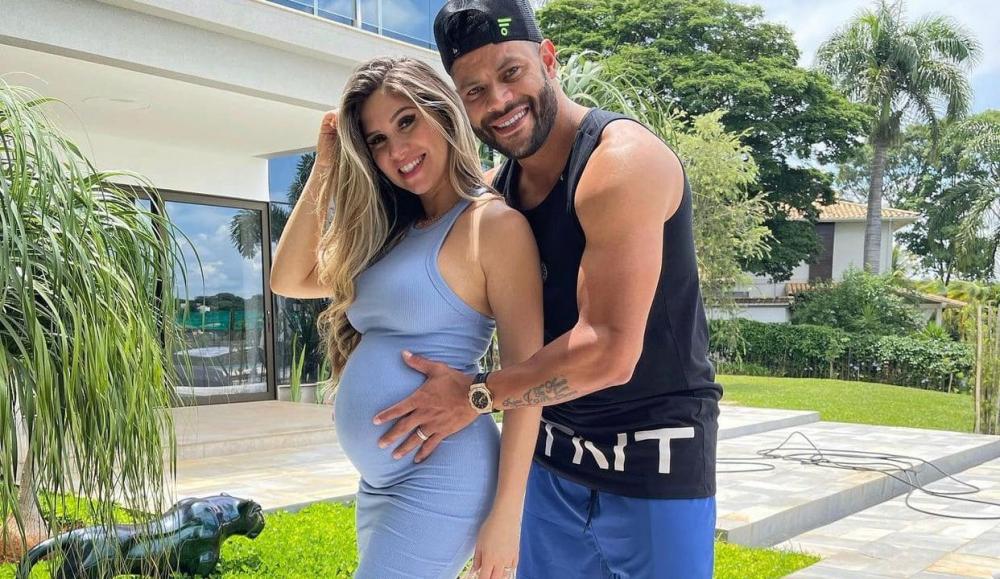 'Grávidos', Hulk e esposa passam férias na Bahia