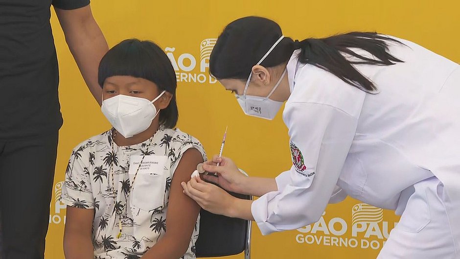 Indígena de 8 anos é primeira criança a ser vacinada contra covid no Brasil