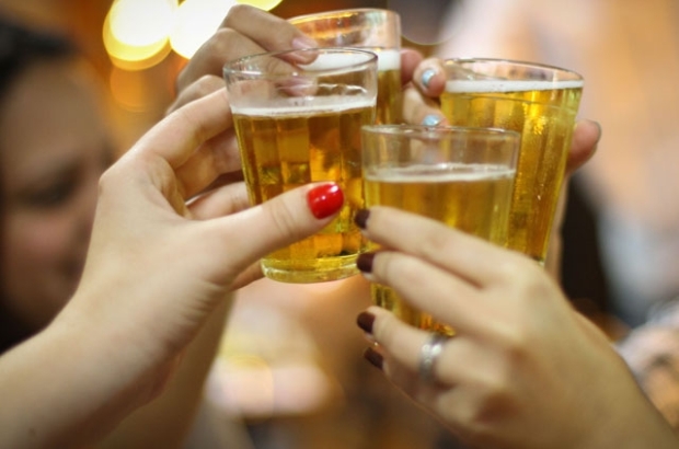 'Pode beber depois da vacina?' foi a pergunta mais feita pelos brasileiros no Google sobre o imunizante