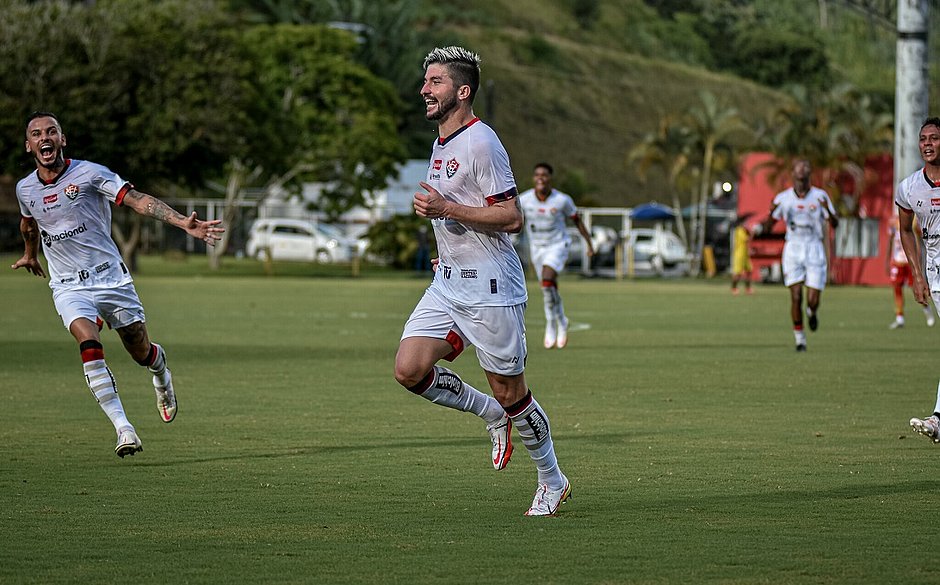 Autor de gol na estreia pelo Vitória, Guilherme promete 'melhorar bastante'