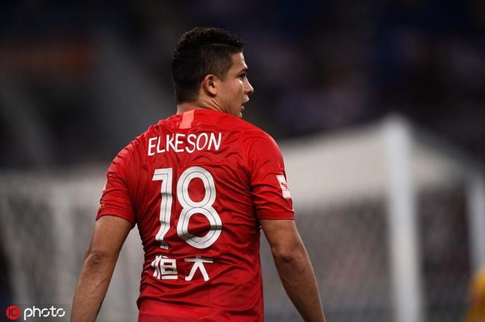 Na mira do Botafogo, Elkeson volta de férias com futuro indefinido e retoma treinos no Rio