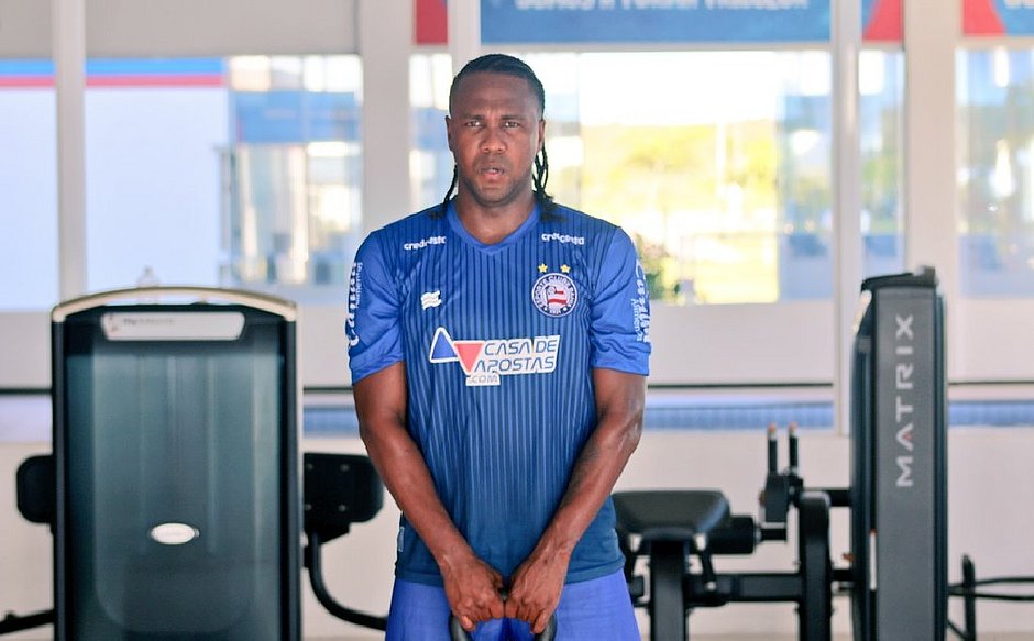 Após pegar covid-19, atacante Rodallega volta aos treinos no Bahia