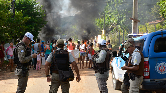 Protesto por melhoria em bairro fecha estrada de Amado Bahia