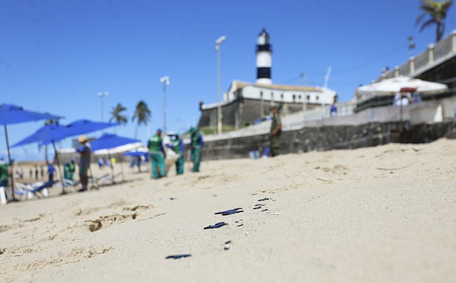 Banhistas encontram corpo boiando na praia do Farol da Barra