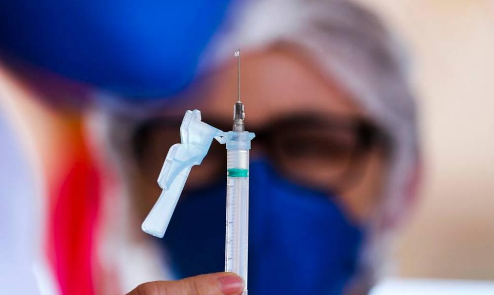 Governo discute possibilidade de 4ª dose da vacina para idosos e profissionais de saúde