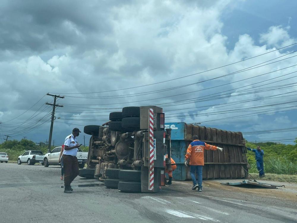 Caçamba de entulho tomba na rotatória do Polo Petroquímico de Camaçari