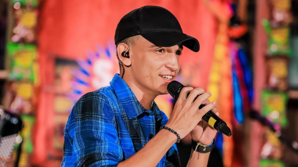 João Gomes emociona web ao presentear músico de sua banda com carro de R$300 mil