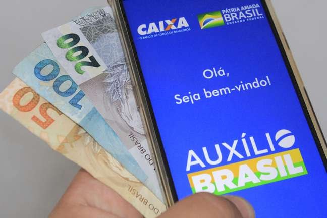 Governo divulga calendário para recebimento do Auxílio Brasil