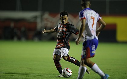 Luidy faz golaço para o Vitória no Ba-Vi