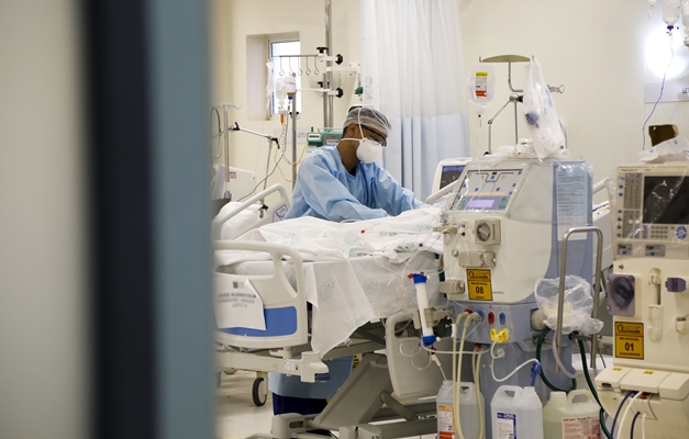 Em um mês, Ômicron faz média de mortes por covid subir 566% no Brasil