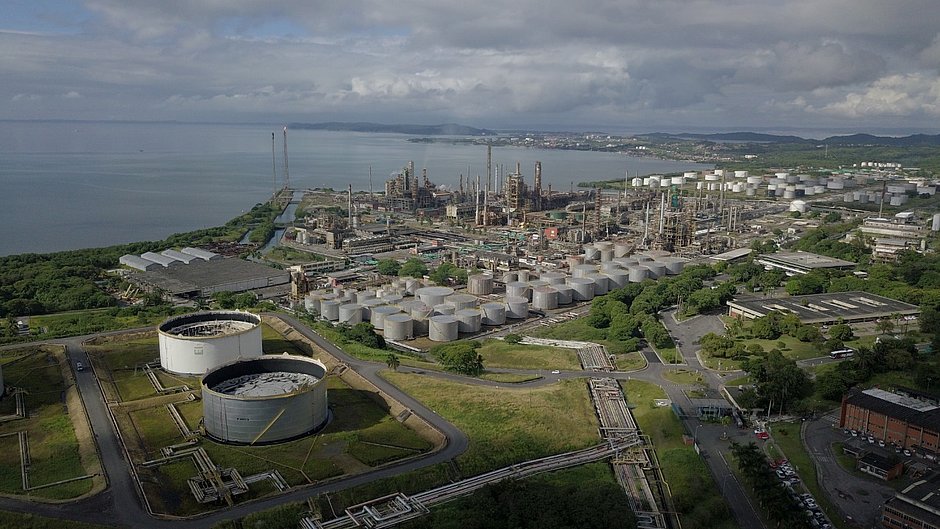 Sindicato denuncia surto de covid em refinaria privatizada da Bahia 