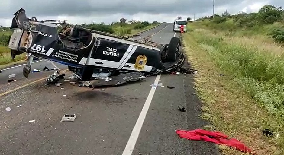 Viatura capota em estrada baiana e dois policiais civis morrem