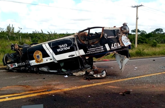 Morre 3º policial civil após viatura capotar na Bahia