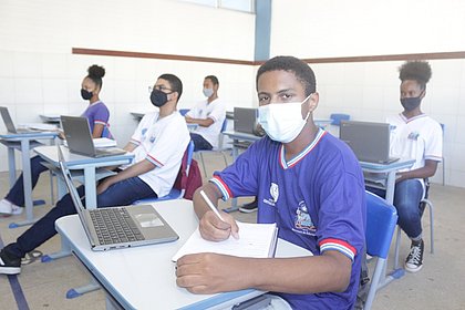 Estudantes maiores de 18 anos terão que apresentar cartão de vacinação