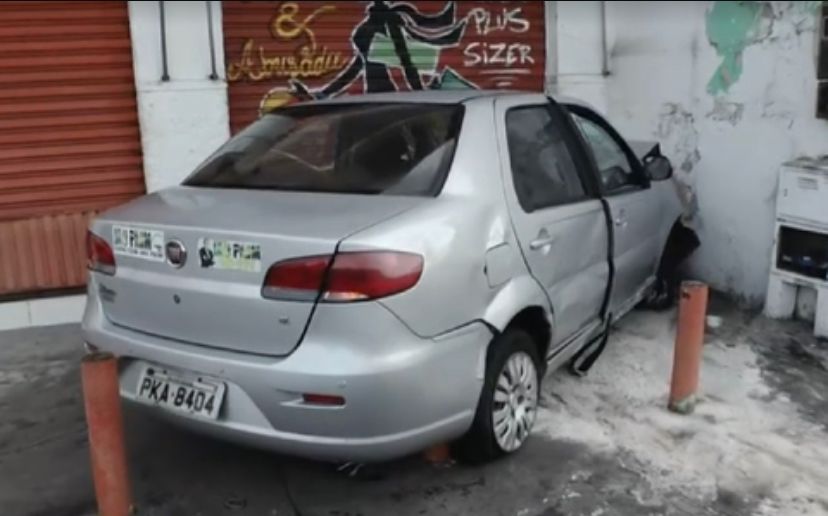 Pai e filho ficam feridos em acidente no Caminho de Areia; carro invadiu loja de roupas