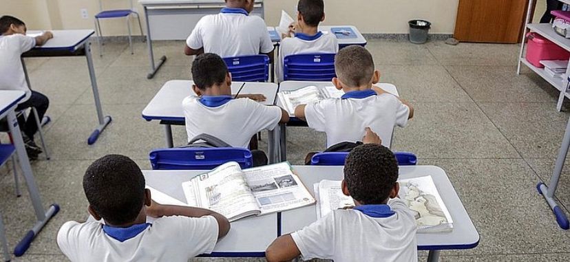 Avanço da covid-19 barra retorno presencial de escolas em cidades baianas