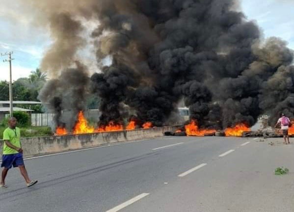 Moradores voltam a fechar BA-093 em protesto por falta de transporte público