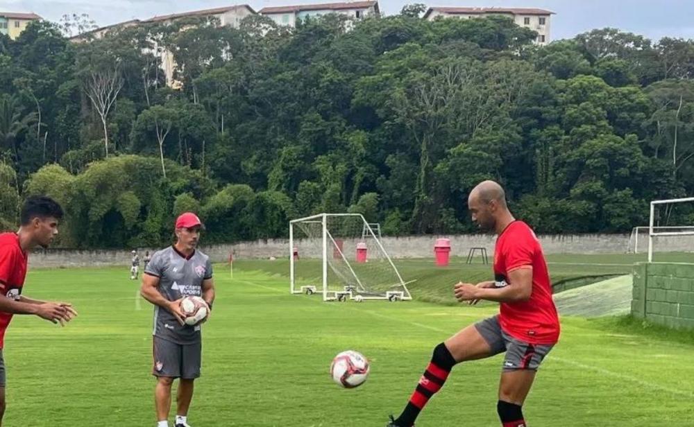 Após descanso, Vitória volta a treinar e retorno de Dinei se aproxima