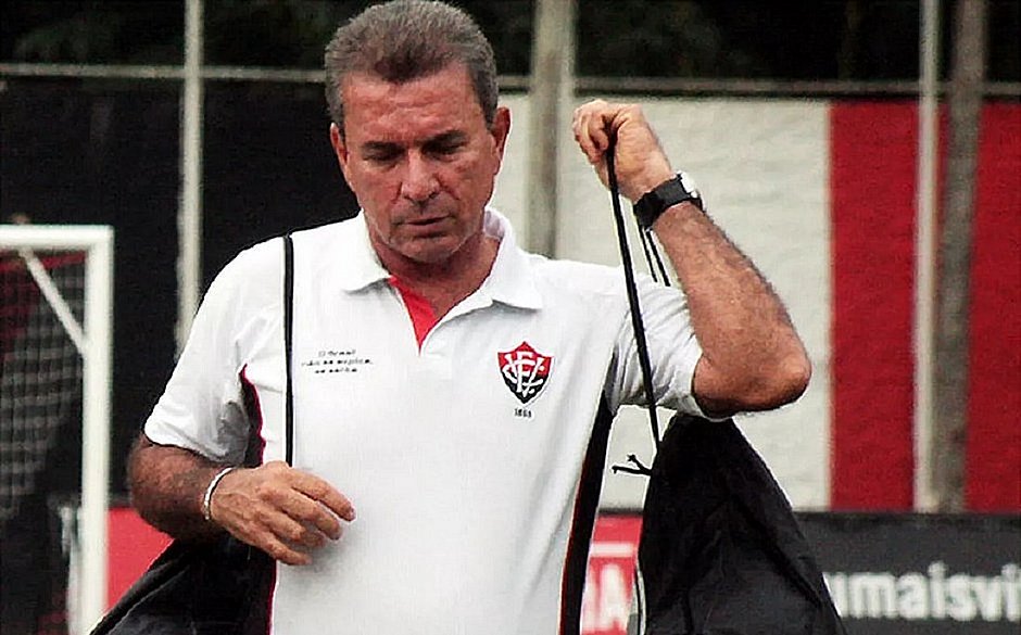 'Eu gosto mais de ser auxiliar, mas não tenho medo de ser treinador', afirma Ricardo Silva 
