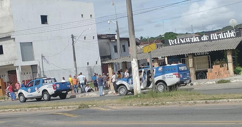 Bandido é detido por populares após roubar celular no Entroncamento de Dias d’Ávila 