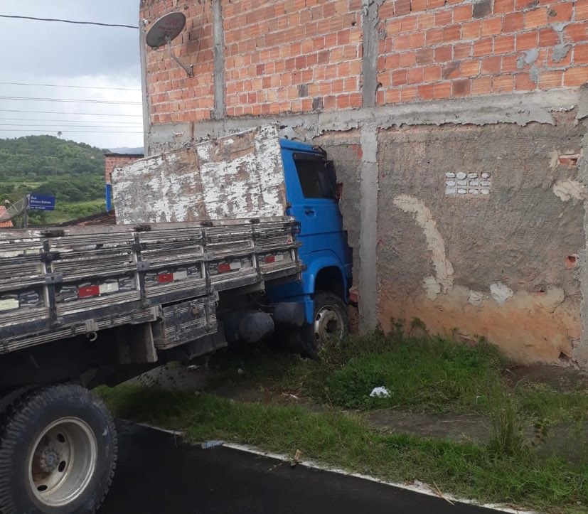 Motorista perde freio e caminhão invade casa em Mata de São João
