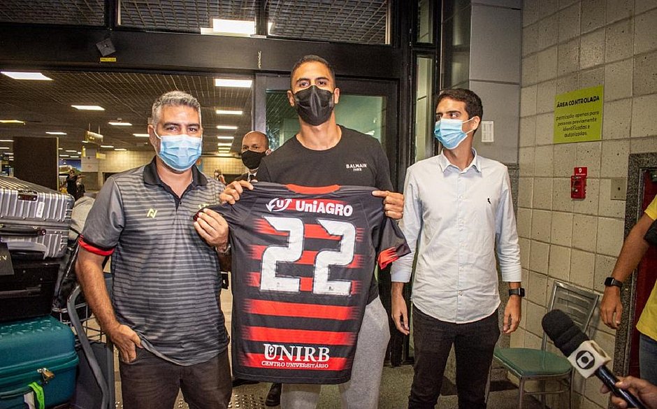 Santiago Tréllez chega a Salvador para assinar com o Vitória