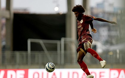 Torcedor faz ofensa racista contra lateral Luiz Henrique; Bahia vai investigar