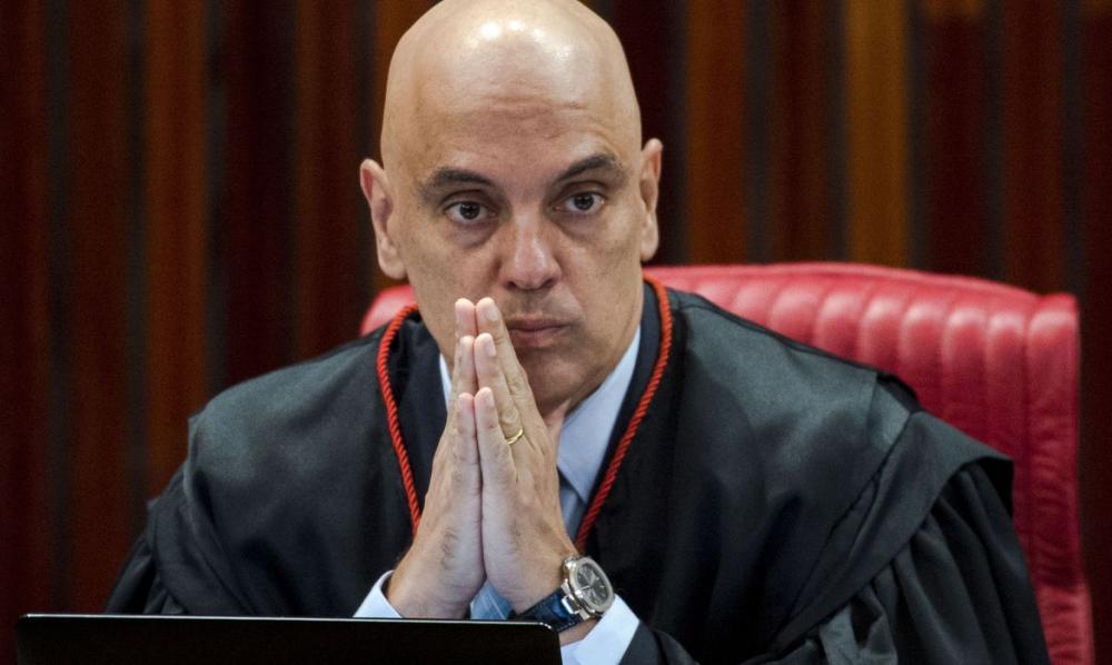 Bolsonaro diz que Moraes quebrou sigilo de seu ajudante de ordens