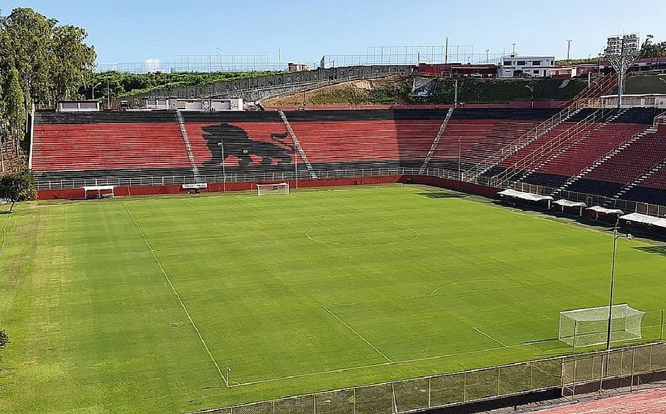 Presidente do Vitória anuncia que Brasil e Chile vão treinar no Barradão