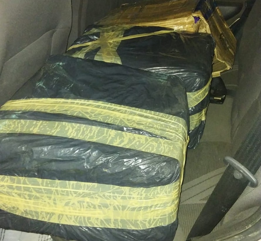 Suspeito abandona carro com 106kg de maconha e foge a pé após perseguição na BR-324