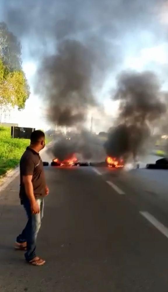 Ex-funcionários da Ford cobram verbas trabalhistas em ato na Via Parafuso