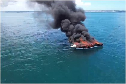 Lancha pega fogo em alto-mar na Baía de Todos-os-Santos
