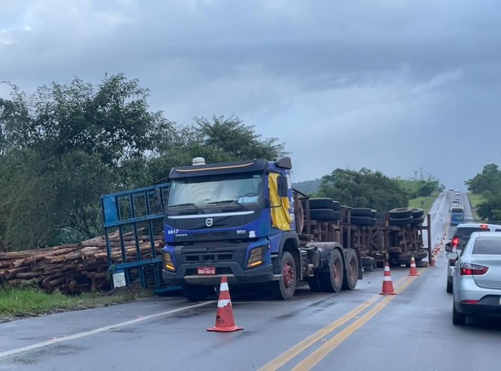 Carreta carregada de madeira tomba na BA-093; trânsito ficou lento 