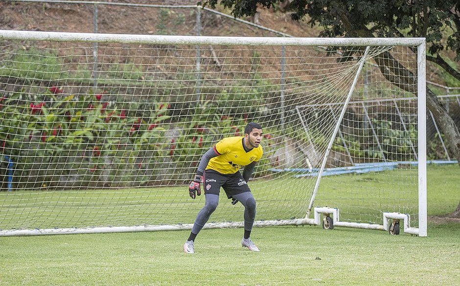 Sem retorno de Wilson, Vitória faz contato com mais três goleiros
