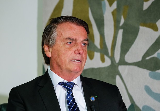 Bolsonaro reclama de preço da gasolina e cobra Petrobras