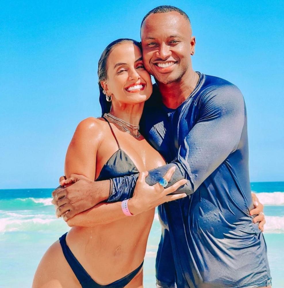 Carol Peixinho e Thiaguinho assumem namoro com foto nas redes sociais