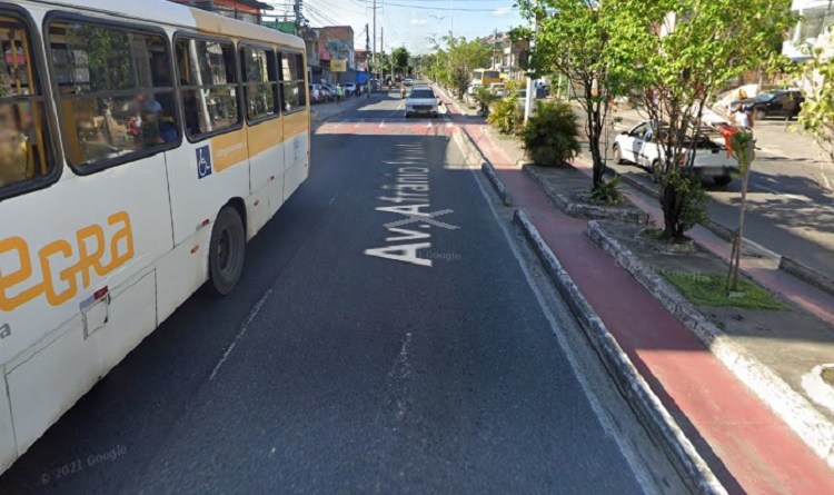 Homens armados com metralhadora assaltam ônibus em Salvador