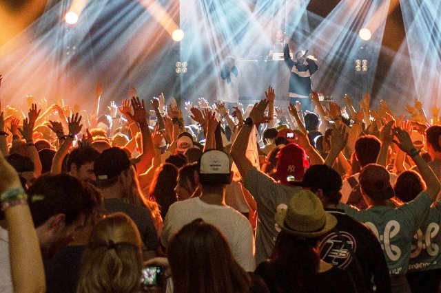 Governo publica decreto antecipando a ampliação do público permitido em eventos