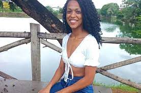 Com filha nos braços, turista morre eletrocutada na Bahia