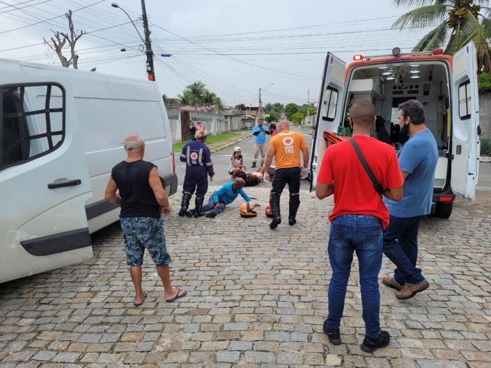 Mototaxista colide com van no Centro de Dias d'Ávila