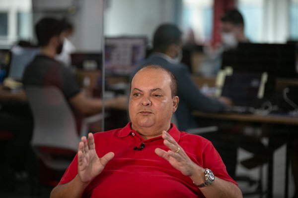 Governador anuncia fim do uso de máscaras ao ar livre no DF