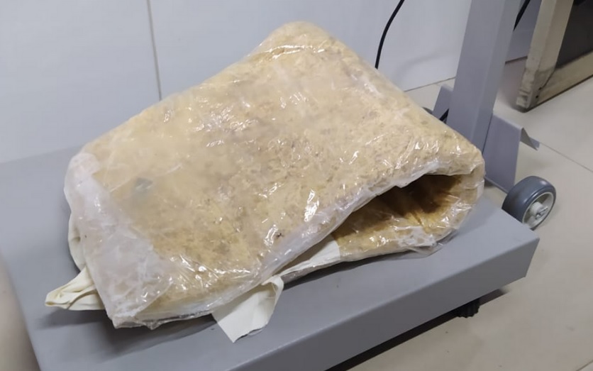 Mulher é presa na Bahia após ser flagrada com 5kg de cocaína preso ao corpo